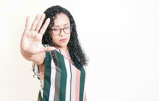 Latijns meisje gebaren hou op met palm van hand- geïsoleerd. vrouw in bril afwijzen met de palm van haar hand- foto