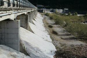 water afvoer van hydro-elektrisch dam. foto