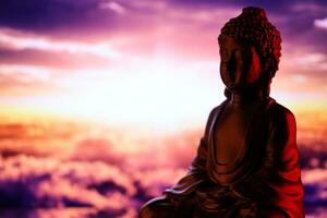 Boeddha purnima en vesak dag concept, Boeddha standbeeld met laag sleutel licht tegen mooi en kleurrijk achtergrond. meditatie foto