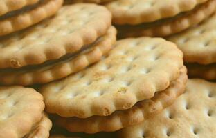 gedetailleerd afbeelding van ronde belegd broodje koekjes met kokosnoot vulling. achtergrond beeld van een detailopname van meerdere behandelt voor thee foto