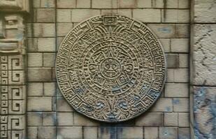 oude mayan kalender of aztec kalender met ruw Verlichting oppervlakte foto