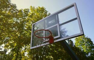 buitenshuis basketbal bord met Doorzichtig blauw lucht foto