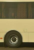foto van de romp van een groot en lang geel bus met vrij ruimte voor reclame. detailopname kant visie van een passagier voertuig voor vervoer en toerisme