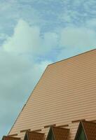 de huis is uitgerust met hoge kwaliteit dakbedekking van metaal tegels. een mooi zo voorbeeld van perfect modern dakbedekking. de gebouw is betrouwbaar beschermde van ongunstig weer voorwaarden foto