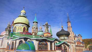tempel van alle religies en blauwe lucht zonnige dag in kazan, rusland foto