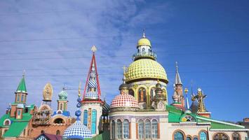tempel van alle religies en blauwe lucht zonnige dag in kazan, rusland foto