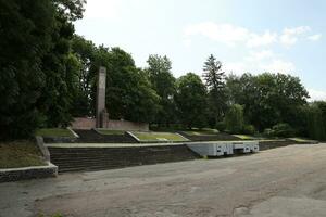 ternopil, Oekraïne - augustus 23, 2023 een monument herdenken die wie ging dood gedurende ii woord oorlog 1941 - 1945 in zbarazh foto