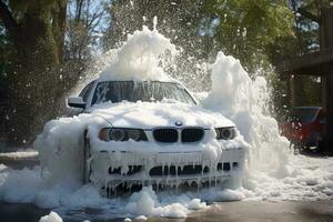 auto wassen met schuim en water Aan een zonnig dag in de stad, buitenshuis auto wassen met schuim zeep, ai gegenereerd foto