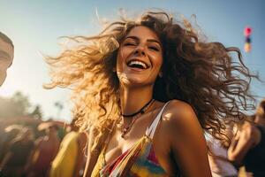 vrolijk jong vrouw dansen Aan een muziek- festival. muziek- festival, partij meisje hebben pret Aan feest, mensen Aan muziek- festival in de zomer, ai gegenereerd foto