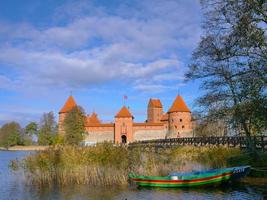 trakai kasteel kleurrijke boot houten brug voor de poorten, litouwen foto