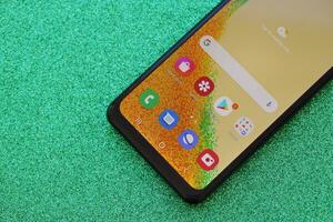 kiev, Oekraïne - 4 kunnen, 2023 Samsung heelal a04 android smartphone heeft 6,5-inch aub lcd paneel met oneindig-v ontwerp foto
