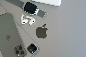 kiev, Oekraïne - 4 kunnen, 2023 appel merk apparaten iphone, ipad en airpods met appel kijk maar leugens Aan MacBook lichaam foto
