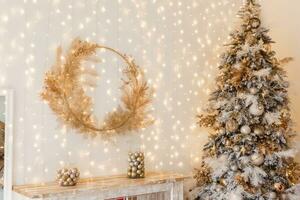 nieuw jaar interieur. Kerstmis boom in een licht stijl en licht interieur. feestelijk atmosfeer. foto