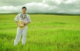 Nicaraguaanse Mens in volk kostuum in de veld, concept van Mens in Nicaraguaanse volk kostuum. Mens vervelend centraal Amerikaans volk kostuum, jong Mens in cultureel en volk kostuum van Nicaragua foto