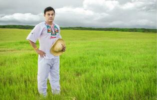 Mens vervelend centraal Amerikaans volk kostuum, jong Mens in cultureel en volk kostuum van Nicaragua. concept van Mens in Nicaraguaanse volk kostuum, Nicaraguaanse Mens in volk kostuum in de veld- foto