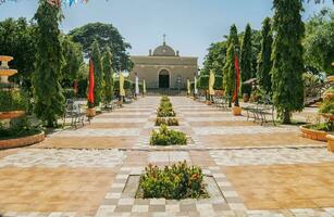 visie van een mooi kerk in een park met een tuin, Katholiek kerk in de park van nagarote, Nicaragua, voorkant visie van een kerk in een mooi centraal park Aan een zonnig dag. foto