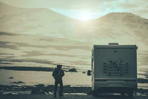 rv camper busje reizen naar verkoudheid en besneeuwd bergen gedurende vroeg winter foto