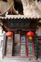 tempel in tianshui wushan watergordijngrotten, gansu china foto