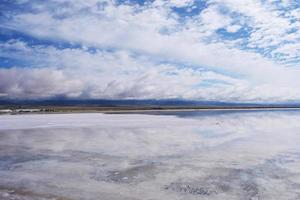 majestueus mooi landschap van caka-zoutmeer in qinghai, china foto