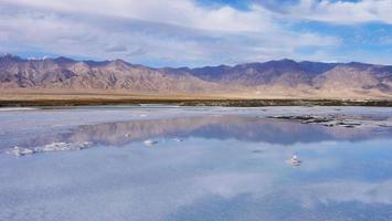 prachtige natuur landschapsmening van smaragdgroen zoutmeer in qinghai china foto