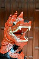 een rood draak standbeeld foto