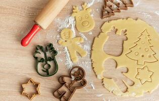 Kerstmis bakken, peperkoek koekjes foto