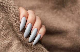 vrouw hand- met grijs nagel Pools foto