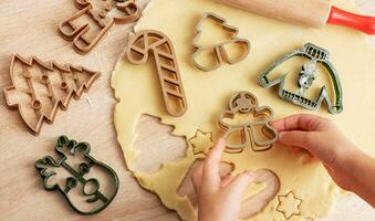 kinderen handen met peperkoek koekjes Aan houten achtergrond foto