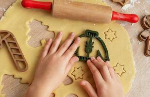 kinderen handen met peperkoek koekjes Aan houten achtergrond foto