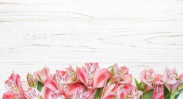 mooi alstroemeria bloemen Aan houten achtergrond foto