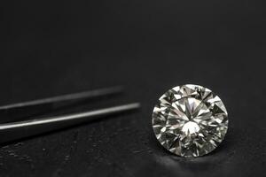 diamant edelsteen dichtbij omhoog foto