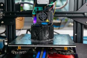 een 3d printer prints een zwart model. technologie Bij huis foto