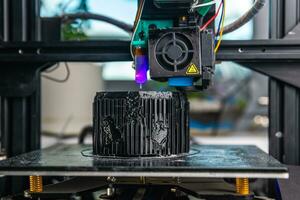 een 3d printer prints een zwart model. technologie Bij huis foto