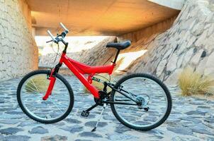 een rood fiets foto