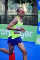 nieuw Delhi, Indië - oktober 15 2023 - vedanta Delhi voor de helft marathon ras na covid in welke marathon deelnemers over naar kruis de af hebben lijn, Delhi voor de helft marathon 2023 foto