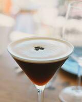 espresso martini cocktail gemaakt met espresso, koffie likeur en wodka foto