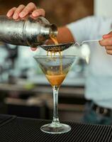 espresso martini cocktail gemaakt met espresso, koffie likeur en wodka foto