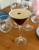 espresso martini cocktail gemaakt met espresso, koffie likeur en wodka foto