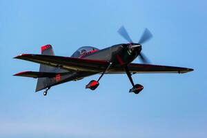 burger klein vlak. aeroclub en privaat vliegtuigen. civiel en algemeen luchtvaart. zonsondergang en nacht show. luchtshow Scherm. foto