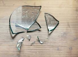 gebroken glas bril spiegel Aan houten verdieping , gegenereerd door ai foto