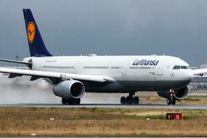 lufthansa passagier vlak Bij luchthaven. schema vlucht reizen. luchtvaart en vliegtuigen. lucht vervoer. globaal Internationale vervoer. vlieg en vliegen. foto