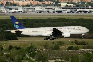 saudia luchtvaartmaatschappijen passagier vlak Bij luchthaven. schema vlucht reizen. luchtvaart en vliegtuigen. lucht vervoer. globaal Internationale vervoer. vlieg en vliegen. foto