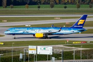 ijslandlucht passagier vlak Bij luchthaven. schema vlucht reizen. luchtvaart en vliegtuigen. lucht vervoer. globaal Internationale vervoer. vlieg en vliegen. foto