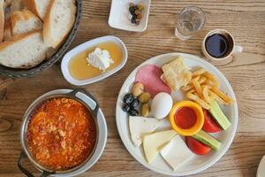 Turks ontbijt van menemen kaas, komkommer, ei, olijf- en tomaat foto