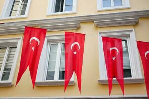 een laag hoek schot van Turks nationaal vlag hangende Aan een touw in de straat foto