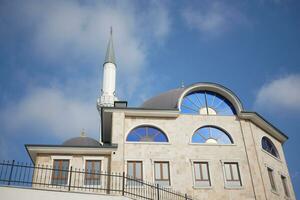 de koepel van een moskee tegen blauw lucht in Istanbul foto