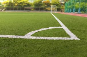 voetbal of voetbalveld met witte lijn foto