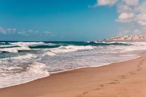 Paradise Ocean Beach, voetafdrukken in nat zand, verre hotels foto