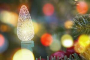 detailopname van een single lamp Aan een Kerstmis boom foto