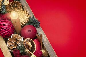 antiek Kerstmis doos gevulde met potpourri Aan een helder rood achtergrond foto
